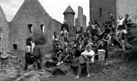 Mauern im Kopf? Die Teilnehmer des Ethno-Camps überwinden vermeintliche Grenzen Musik „spielend“. Foto: JMD