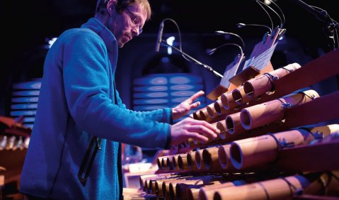 Erstmals in München: Instrumente von Harry Partch. Thomas Meixner spielt das Boo. Foto: Astrid Ackermann