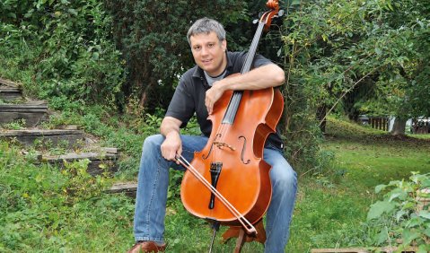 Beweglicher Freigeist: Der Cellist und Pädagoge Alexander Suleiman. Foto: Michael Scheiner