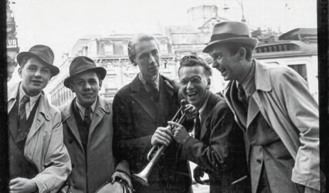 Vor der Hauptwache: Mitglieder des Frankfurter Hotclubs 1940. Foto: Archiv Jazzinstitut Darmstadt