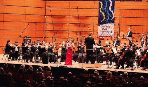 Bettina Aust (Klarinette) beim Preisträgerkonzert mit den Lübecker Philharmonikern. Foto: Axel Nickolaus