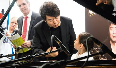 Der Klavierstar als Musikpädagoge: Auf der nmz-Kulturbühne im Rahmen der Frankfurter Musikmesse stellte Lang Lang seine Klavierschule zusammen mit der Schülerin Elena Kotsika und Peters-Geschäftsführer Hermann Eckel vor. Foto: Juan Martin Koch