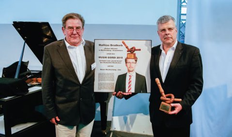Unser Bild zeigt Theo Geißler (li.), neue musikzeitung, und Christian Höppner, Musikforum, bei der Preisverleihung. nmz/Foto: Andreas Kolb
