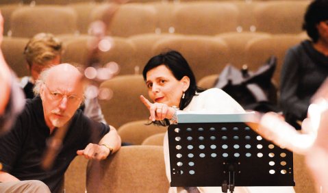 Der Dirigent Johannes Kalitzke und die Komponistin Chaya Czernowin bei der Probe. Foto: Charlotte Oswald
