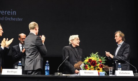 Beifall für den Ex-Präsidenten: Klaus Zehelein bei seiner Verabschiedung auf der Jahreshauptversammlung des Bühnenvereins in Potsdam. Foto: Bühnenverein