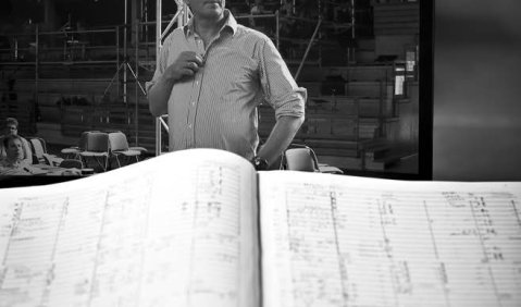Im Blick der Klangregie: Dirigent Johannes Harneit. Foto: Michael Hudler