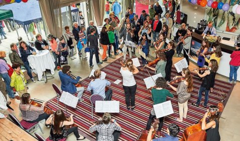 Die „Young Artists“ des 30. Davos Festival musizieren gemeinsam mit Davoser Musikern bei John Cages MusiCircus. Foto: Yannick Andrea