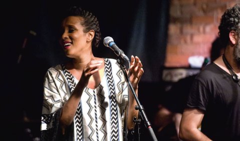 Origineller Soul-Funk mit Bandleaderin Ester Rada. Foto: Susanne van Loon