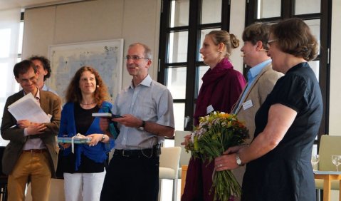 Ulrich Mahlert (Mitte) bei der Übergabe der Festschrift „Musizieren und Glück“ mit Wolfgang Lessing (hinten), Michael Dartsch, Andrea Welte, Katharina Bradler, Martin Losert und Friederike Mahlert. Foto: Leonard Welte
