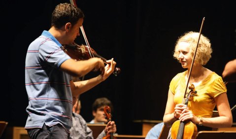 Máté Szücs, 1. Solobratscher der Berliner Philharmoniker und Leiter des Sommercampus-Meisterkurses Viola, bei der Orchesterprobe mit einer Teilnehmerin. Foto: Ulrike Bals. Videobericht demnächst unter www.nmzmedia.de