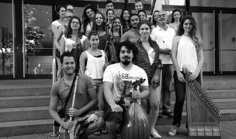 Das interkulturelle Projektorchester mit seinem Leiter Samir Mansour (3. Reihe rechts) vor dem „Milchwerk“ in Radolfzell. Foto: Musikschule