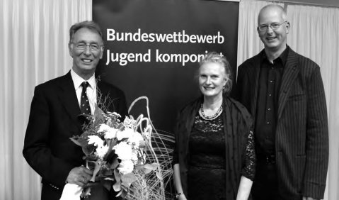 Freundschaftlich-fachliche Übergabe in der Künstlerischen Leitung des Bundeswettbewerbs: Martin Christoph Redel, JMD-Vizepräsidentin Claudia Klemkow-Lubda, Philipp Vandré. Foto: K. Börngen