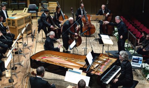 Im Herzen des Tonhalle-Orchesters Zürich: drei Improvisatoren um Komponist Jaques Demierre. Foto: Doris Kessler