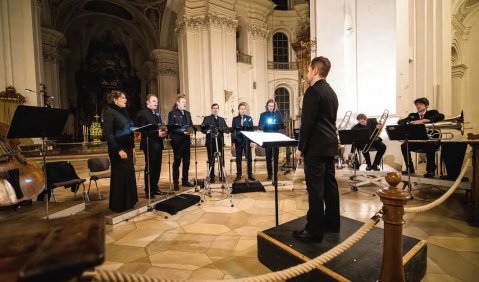 Wolfgang Rihms „Vigilia“ in der Basilika. Singer Pur sangen unter der Leitung von Jonathan Stock­hammer mit ihrem neuen Mitglied Rüdiger Ballhorn (2. v.l.), der in diesem Jahr für Klaus Wenk ins Ensemble gekommen ist. Foto: R. Kalthoff