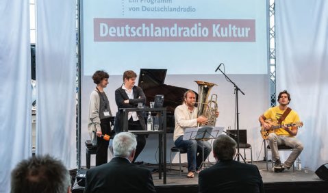 Carola Malter, Irene Schwalb und das Duo Hofmeier-Brinholi stellten 2015 Preisträger des Deutschen Musikwettbewerbs in der CD-Reihe Primavera vor. Foto: Messe Frankfurt Exhibition GmbH/Petra Welzel