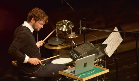 Straßenlärm, Grillen, Sägen: der Schlagzeuger Håkan Stene in der Uraufführung von Matthew Shlomowitz’ „Popular Contexts Vol. 8 für Midi-Pads und verschiedene akustische Instrumente“. Fotos: Thomas Ernst/Ultraschall