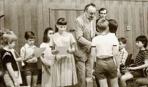 Gewandhauskapellmeister Kurt Masur bedankt sich bei jungen Künstlern für die Mitwirkung bei den traditionellen Kinderkonzerten im Kleinen Saal des Neuen Gewandhauses (1983). Foto: Gewandhaus zu Leipzig, Barbara Stroffe