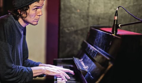 Autor am Klavier: Benjamin Schaefer. Foto: Peter Tümmers