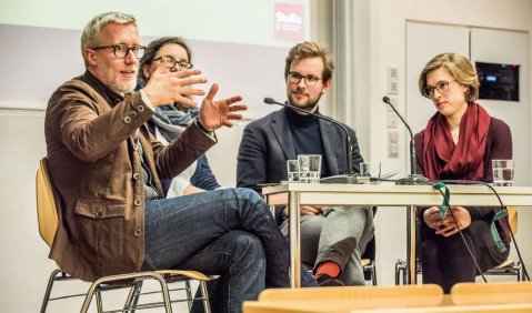 Diskussion auf Augenhöhe an der Hochschule für Musik Franz Liszt Weimar: Thüringens Staatsminister Benjamin-Immanuel Hoff im Gespräch mit Caroline Lafin, Julian Pontus Schirmer und Nastasia Tietze (v.l.n.r.). Foto: Maik Schuck