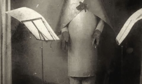 Gadji beri bimba… Hugo Ball als magischer Bischof, Lautgedichte vortragend. Zürich, Cabaret Voltaire, Juni 1916. Foto: Wikimedia Commons
