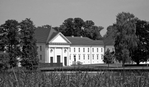 Kavalierhaus mit Schlosstheater Rheinsberg – Sitz der Bundes- und Landesmusikakademie Rheinsberg. Foto: Musikakademie Rheinsberg