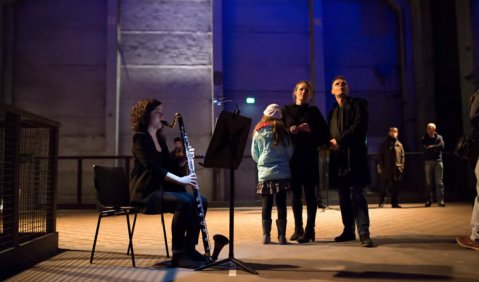 Musikerin und Publikum in der Zeitblase: „The Long Now“ Foto: Petra Basche