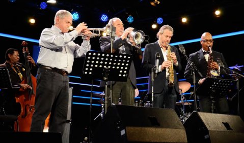 Seit einem halben Jahrhundert befreundet: Startrompeter Franco Ambrosetti und Dusko Goykovich begegneten sich auf der Burghausener Bühne. Foto: Michael Scheiner