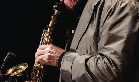 Klaus Doldinger erhält am 8. Juli 2016 in Stuttgart die German Jazz Trophy für sein Lebenswerk. Die Laudatio hält der Plattenproduzent Siggi Loch. Foto: Ralf Dombrowski 