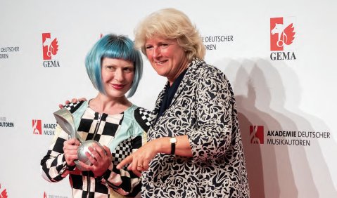 Gewinnerin des Nachwuchspreises (Sparte E): Jagoda Szmytka (li.) mit der Schirmherrin des Musikautorenpreises, Staatsministerin für Kultur und Medien, Monika Grütters. Fotos: Martin Hufner