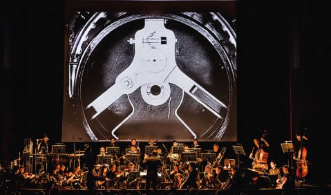 Eröffnung des Münchener Dokumentarfilmfestes: das MKO unter Jonathan Stockhammer mit der Uraufführung von „A City‘s Symphony“ von Tobias PM Schneid. Foto: Florian Ganslmeier