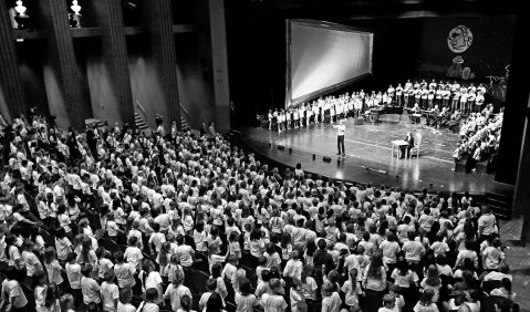 900 Kinder singen im Festspielhaus Füssen beim Chorklassentag 2016. Foto: Benedikt Siegert