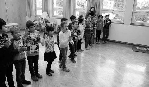 Die Klasse 2a der Gangolfschule erlebt Musik – unter Anleitung einer Bamberger Studentin.  Foto: Dr. Ursula Schmid-Kayser Stiftung 