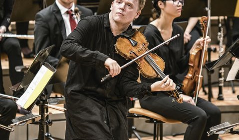 Elastische Musizierhaltung: Pekka Kuusisto schüttelt György Ligetis Violinkonzert aus den Ärmeln. Foto: Kai Bienert