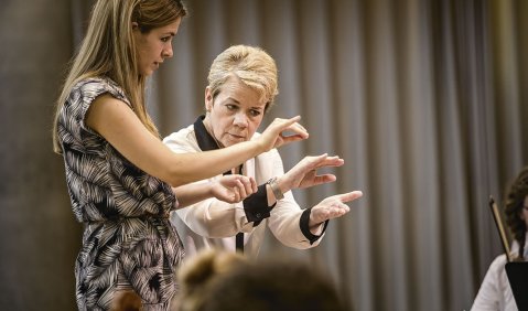 Dirigiererfahrung weitergeben: Marin Alsop (re.) bei einem Workshop im Rahmen des Lucerne Festivals. Foto: Manuela Jans/Lucerne Festival