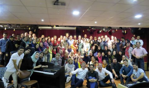 Einblicke in die kleine, aber sehr lebendige Chorszene Irans: Vorne neben dem Piano sitzend Markus Detterbeck, Milad Omranloo, Chorleiter der Tehran Voices, und Jan Schumacher. Foto: Roozbeh Amjadi