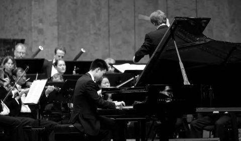 2012 löste Marcel Mok seinen im Jahr zuvor gewonnenen Sonderpreis ein: Er war als Solist im Begrüßungskonzert des 49. Bundeswettbewerbs „Jugend musiziert“ in Stuttgart eingeladen worden. Foto: Erich Malter.