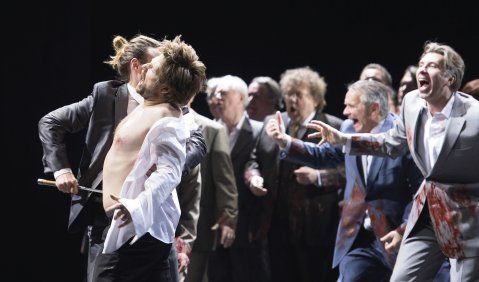 Michael Nagy in Andrea Scartazzinis „Edward II.“ in der Regie von Christoph Loy an der Deutschen Oper Berlin. Foto: Monika Rittershaus