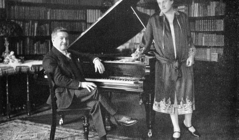 Artur Schnabel und Therese Behr-Schnabel im Musikzimmer ihrer Wohnung in der Wielandstraße, Berlin-Charlottenburg, ca. 1928, aus: Das Bechstein Bilderbuch (1928)