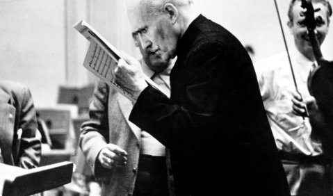 Strenger Blick in die Partitur. Arturo Toscanini. Foto: Sony Music Archives