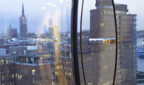 Unter ihr die Stadt: Blick aus der Elbphilharmonie. Foto: Juan Martin Koch