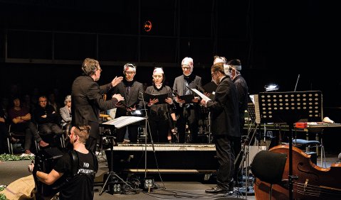 Ensemble 20/21 unter der Leitung von David Smeyers bei der Aufführung der „Missa nigra“ von Friedrich Schenker.  Foto: Thomas Kujawinski / Deutschlandradio