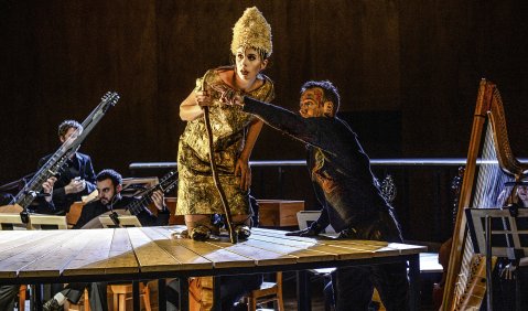 Monteverdi heute: Kein Spielplan ohne seine Opern. Unser Bild zeigt die aktuelle Inszenierung von „Il ritorno d‘Ulisse in patria“ am Nationaltheater Mannheim mit Ludovica Bello und Nicola Diskic. Foto: Hans Jörg Michel