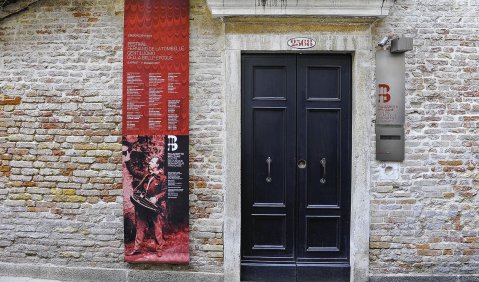Festival Fernand de La Tombelle in Venedig: Wie so oft in Italien verbirgt sich hinter einer unscheinbaren Tür große Prachtentfaltung. Im Fall des Palazzetto Bru Zane nicht  nur architektonische, sondern auch musikalische. Foto: Susanne van Loon