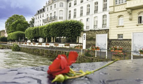 Ein magischer, aber vor allem musikalischer Ort: Das Meisterhaus der Landesmusikakademie Rheinland-Pfalz (ganz rechts) neben dem barocken Schloss Engers direkt am Ufer des Rheins in Neuwied. Foto: Verena Waldhoff
