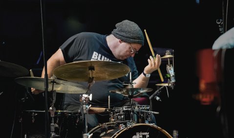 Nur sich immer wieder zeigen zählt im Business: Gerwin Eisenhauer und Trio Elf beim fulminanten Showcase-Konzert in Bremen. Foto: Susanne van Loon