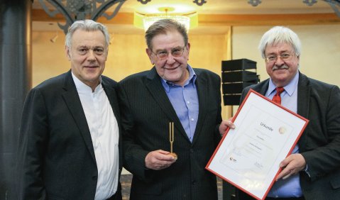 Theo Geißler erhält die Goldene Stimmgabel. Foto: Heiderich / VdM.