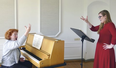 Gemeinsam – Die Studienleiterin Christina Domnick und Sängerin Urszula Cichocka. Foto: K. Börngen