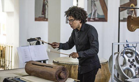 Woodblock und Sportfelge: der Schlagzeuger Donald Manuel bei Rupert Hubers geistlicher Musikinstallation „Eliá“ in der Stuttgarter Kirche St. Georg. Foto: Susanne van Loon