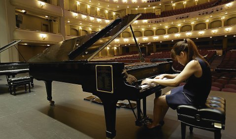 Flügelauswahl zum 15. Van Cliburn International Piano Competition, abgehalten in der Bass Performance Hall in Fort Worth, Texas: Rachel Cheung spielt auf einem Steinway aus New Yorker Produktion. Foto: Ralph Lauer
