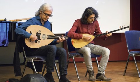 Mehmet und Ali Ungan bei der Präsentation des Modelllehrgangs „Weltmusik – interkulturelle Musikpraxis“ beim VdM-Kongress in Stuttgart. Foto: Juan Martin Koch